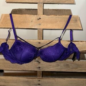 New w/o tags
Victoria Secret beautiful bra with Tstrap between breasts
Size 38C